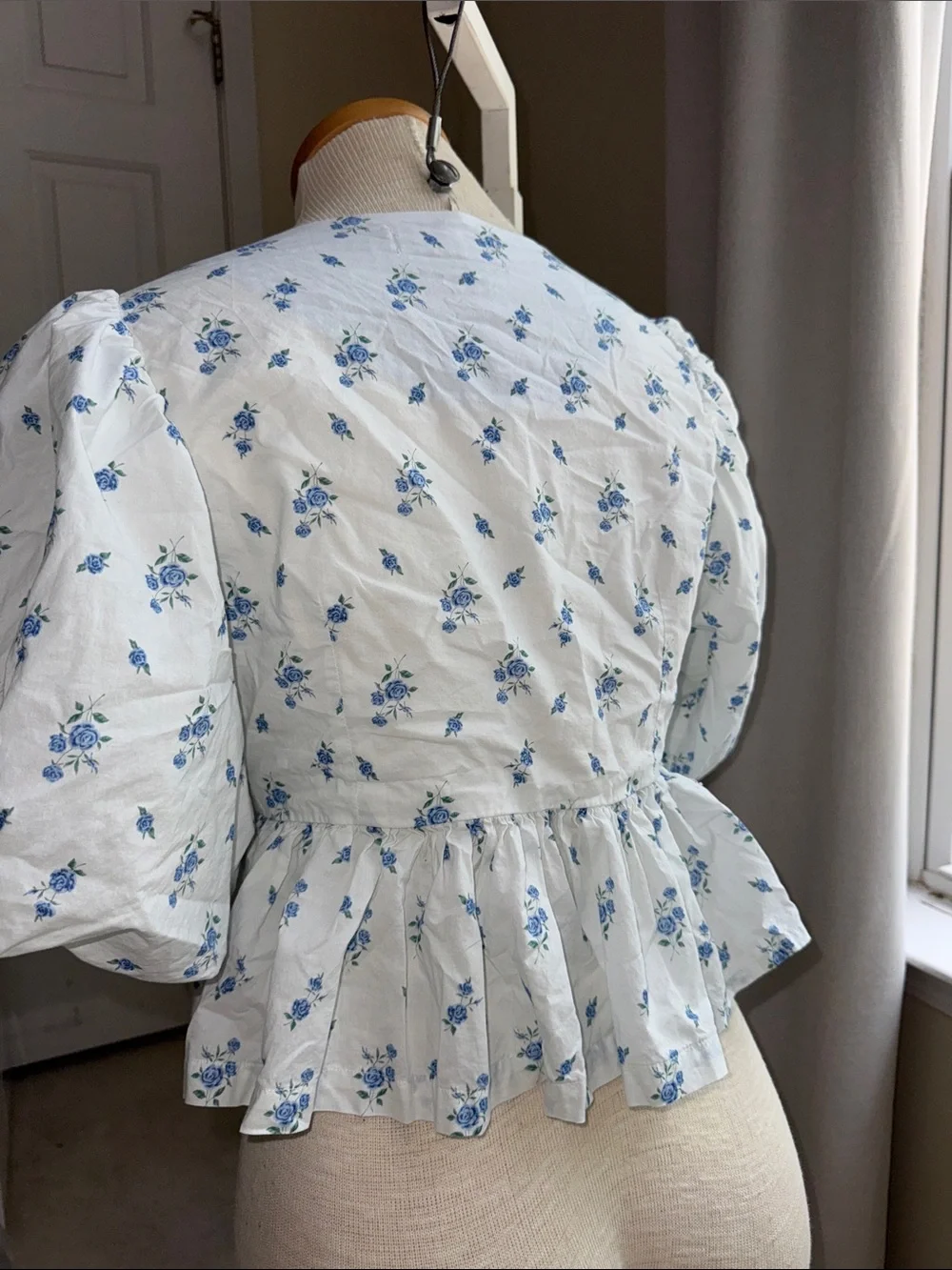Light Blue Floral Tie-Front Puff Sleeve Blouse - Picture 4 of 6